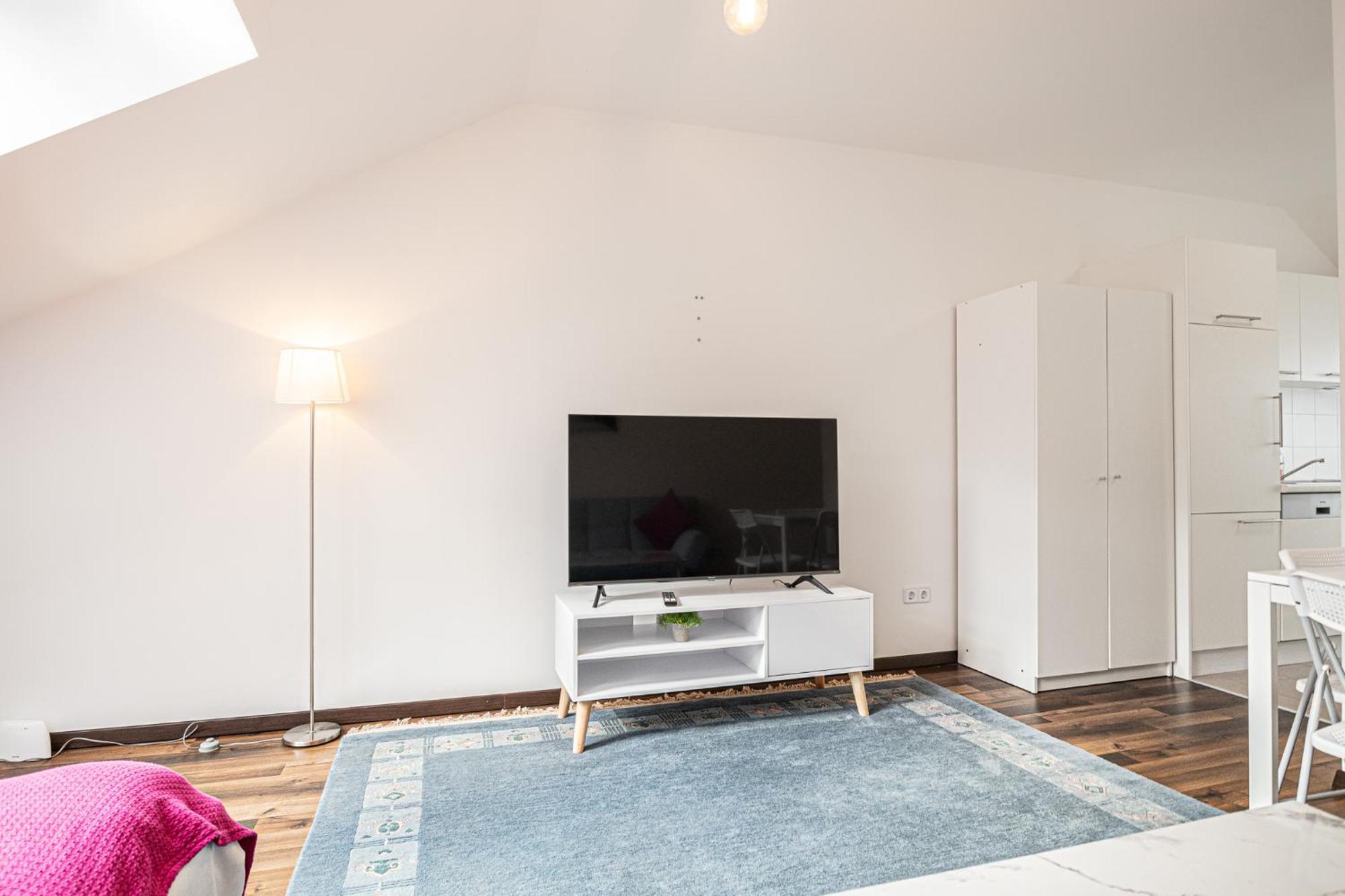 וינה Airy Attic Apt.: Stylish Studio At Penzing Area מראה חיצוני תמונה
